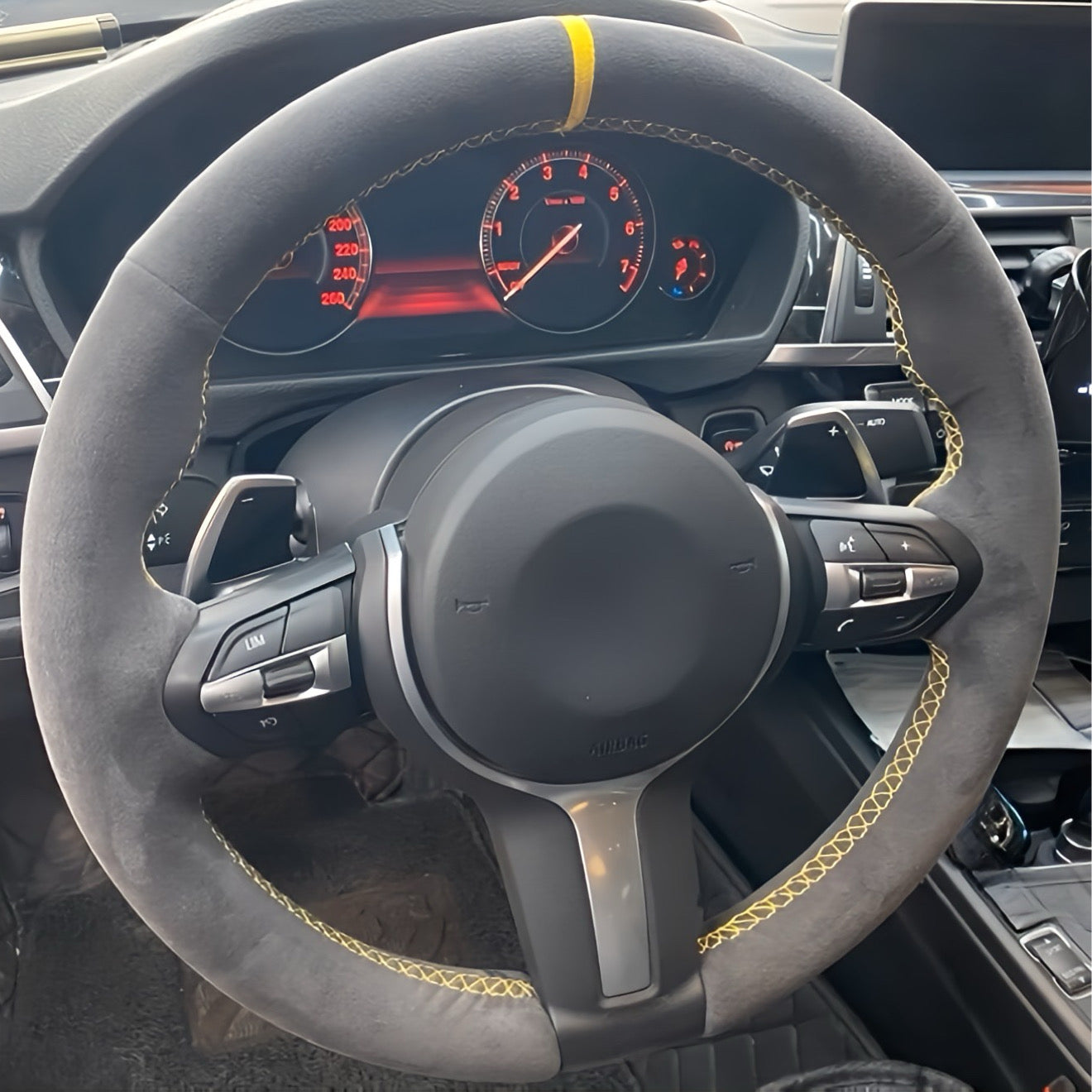 Performance Lenkradbezug - Alcantara + 12 Uhr Markierung gelb - passend für BMW F20 F21 F45 F22 F23 F46 F30 F31 F34 F32 F33 F36 F10 F11 F07 F12 F06 F13 X1 F48 X2 F39 X3 F25 X4 F26 X5 F15 X6 F16