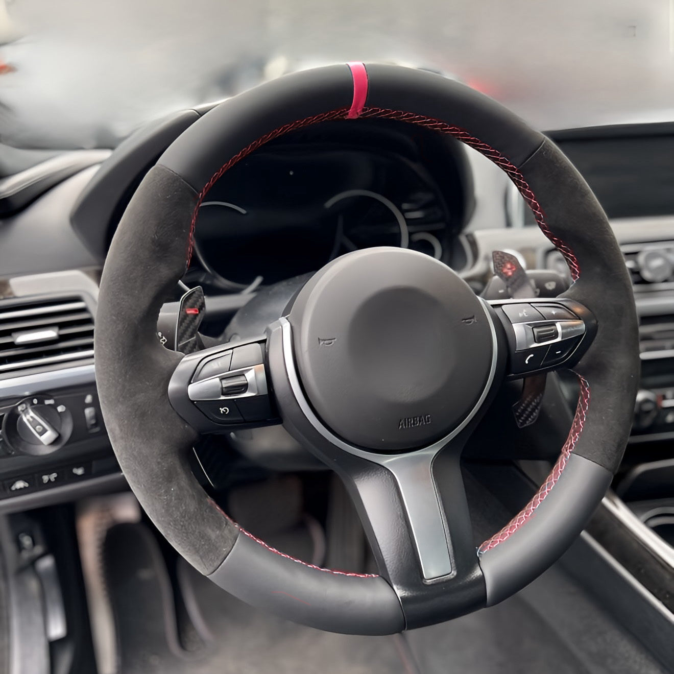 Performance Lenkradbezug - Perforiertes Leder mit Alcantara + 12 Uhr Markierung rot - passend für BMW F20 F21 F45 F22 F23 F46 F30 F31 F34 F32 F33 F36 F10 F11 F07 F12 F06 F13 X1 F48 X2 F39 X3 F25 X4 F26 X5 F15 X6 F16