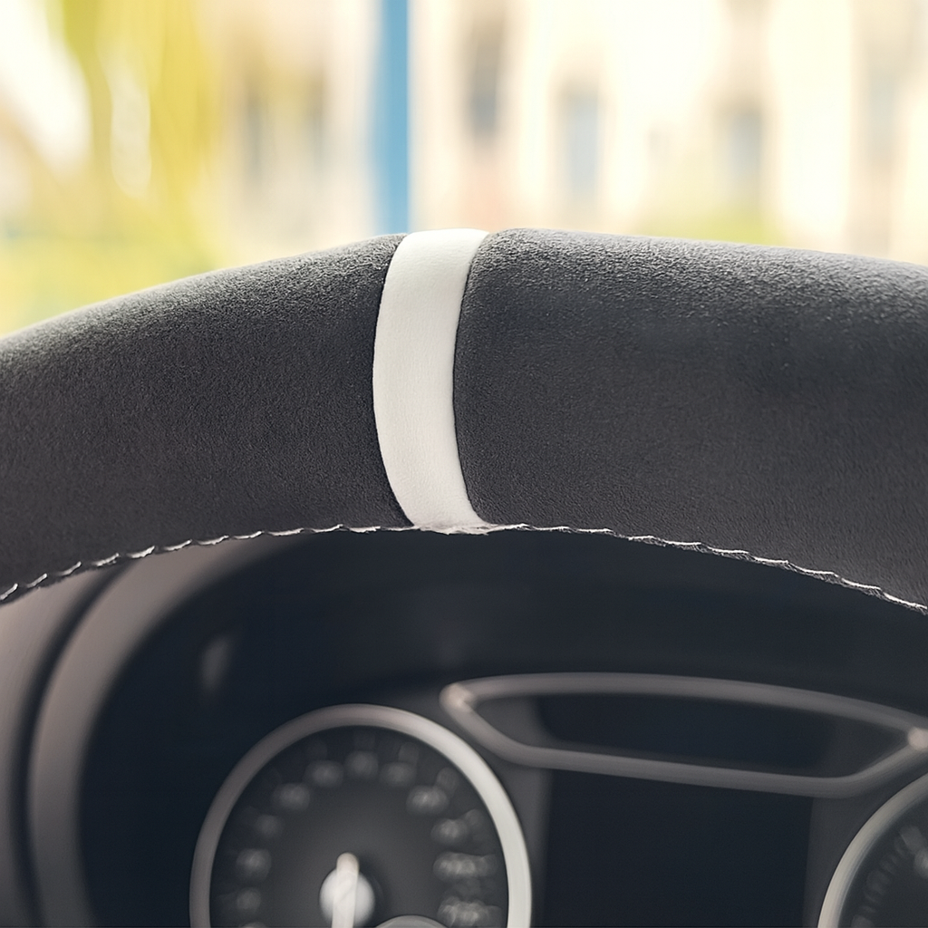 Performance Lenkradbezug - Alcantara perforiert + 12 Uhr Markierung weiß - passend für BMW G20 G21 G22 G23 G26 G30 G31 G32 G11 G12 G14 G15 G16 G01 G02 G05 G06 G07 X3 X4 X5 X6