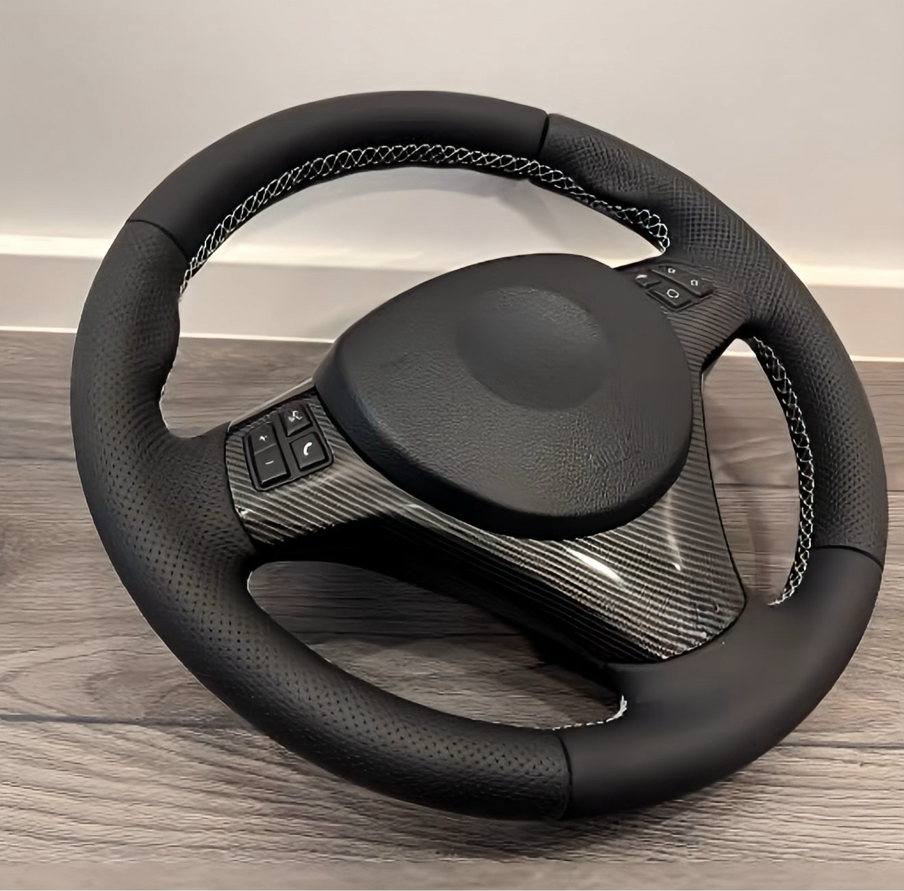 Performance Lenkradbezug - Leder glatt / perforiert - passend für BMW E90 E91 E92 E93 E81 E82 E87 E88