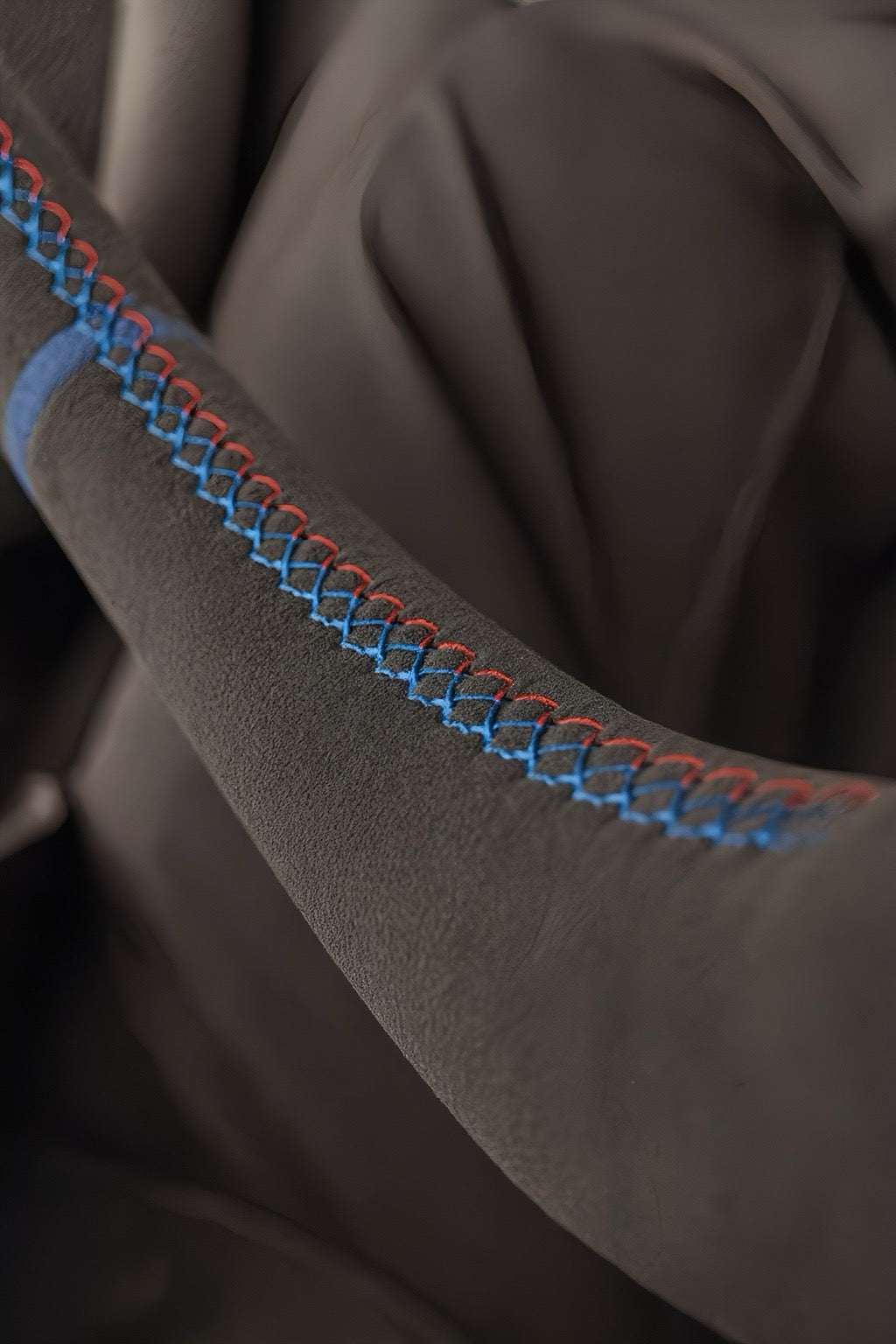 Performance Lenkradbezug - Alcantara perforiert - passend für BMW G20 G21 G22 G23 G26 G30 G31 G32 G11 G12 G14 G15 G16 G01 G02 G05 G06 G07 X3 X4 X5 X6