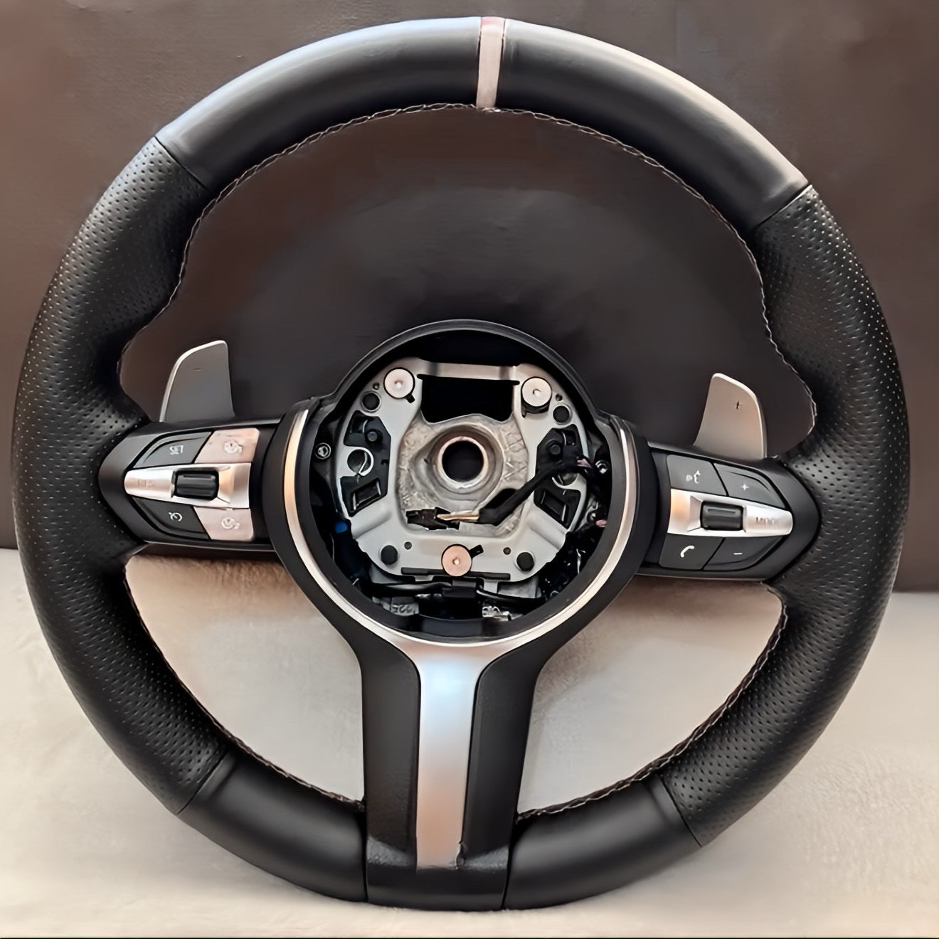 Performance Lenkradbezug - Leder perforiert mit 12 Uhr Markierung weiß - passend für BMW F20 F21 F45 F22 F23 F46 F30 F31 F34 F32 F33 F36 F10 F11 F07 F12 F06 F13 X1 F48 X2 F39 X3 F25 X4 F26 X5 F15 X6 F16