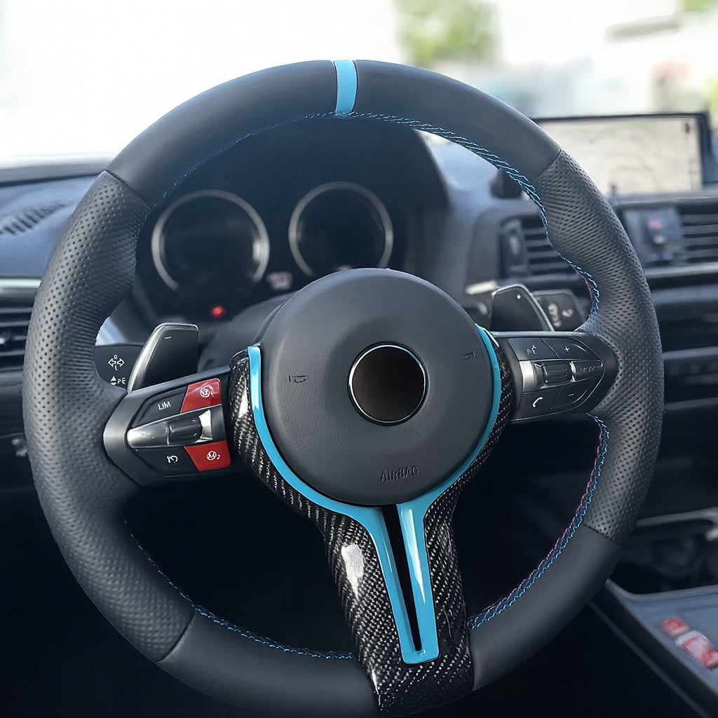 Performance Lenkradspange - Echt Carbon & Babyblau - passend für BMW F20 F21 F45 F22 F23 F46 F30 F31 F34 F32 F33 F36 F10 F11 F07 F12 F06 F13 X1 F48 X2 F39 X3 F25 X4 F26 X5 F15 X6 F16