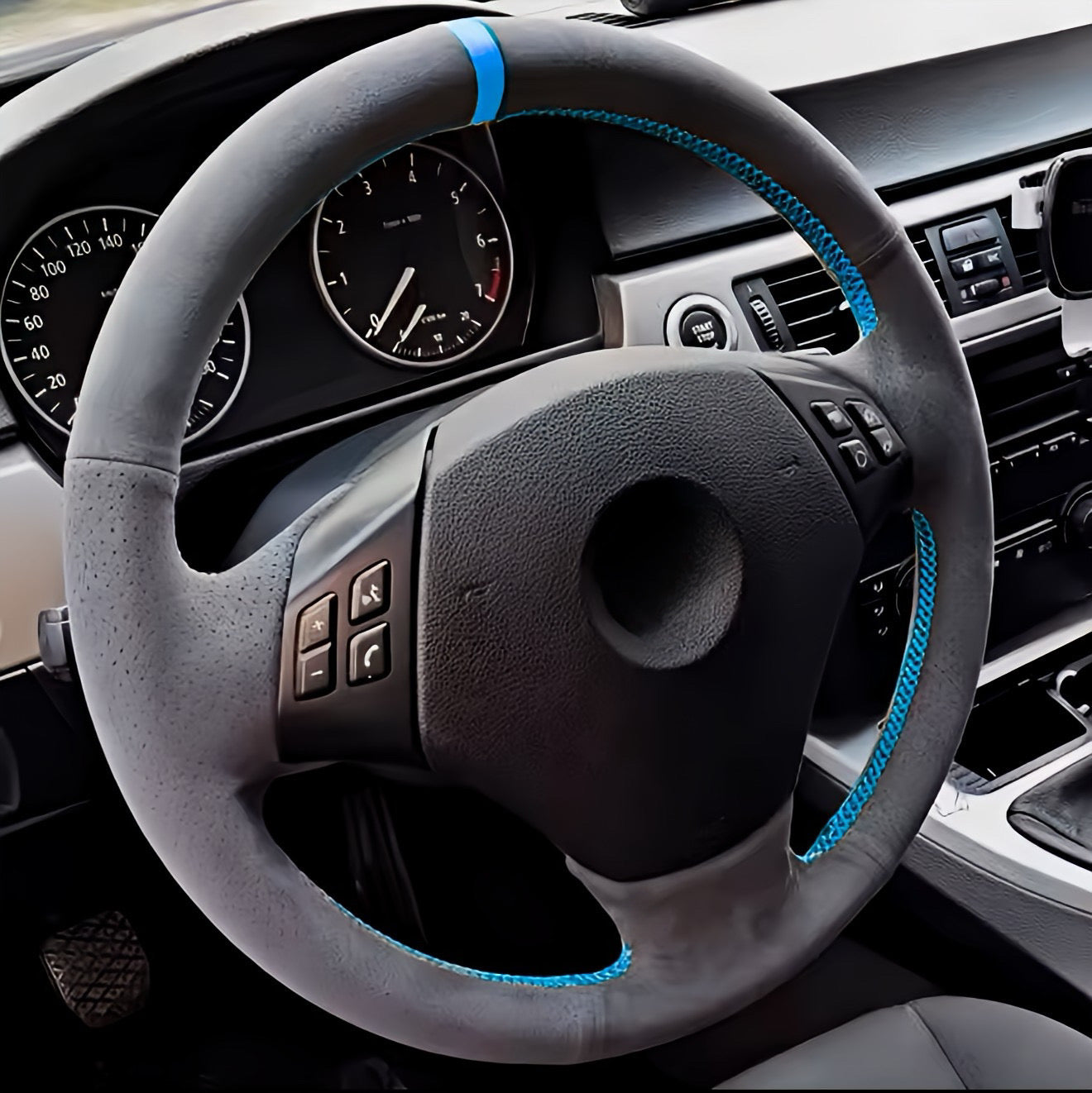 Performance Lenkradbezug - Alcantara perforiert mit 12 Uhr Markierung blau - passend für BMW E90 E91 E92 E93 E81 E82 E87 E88