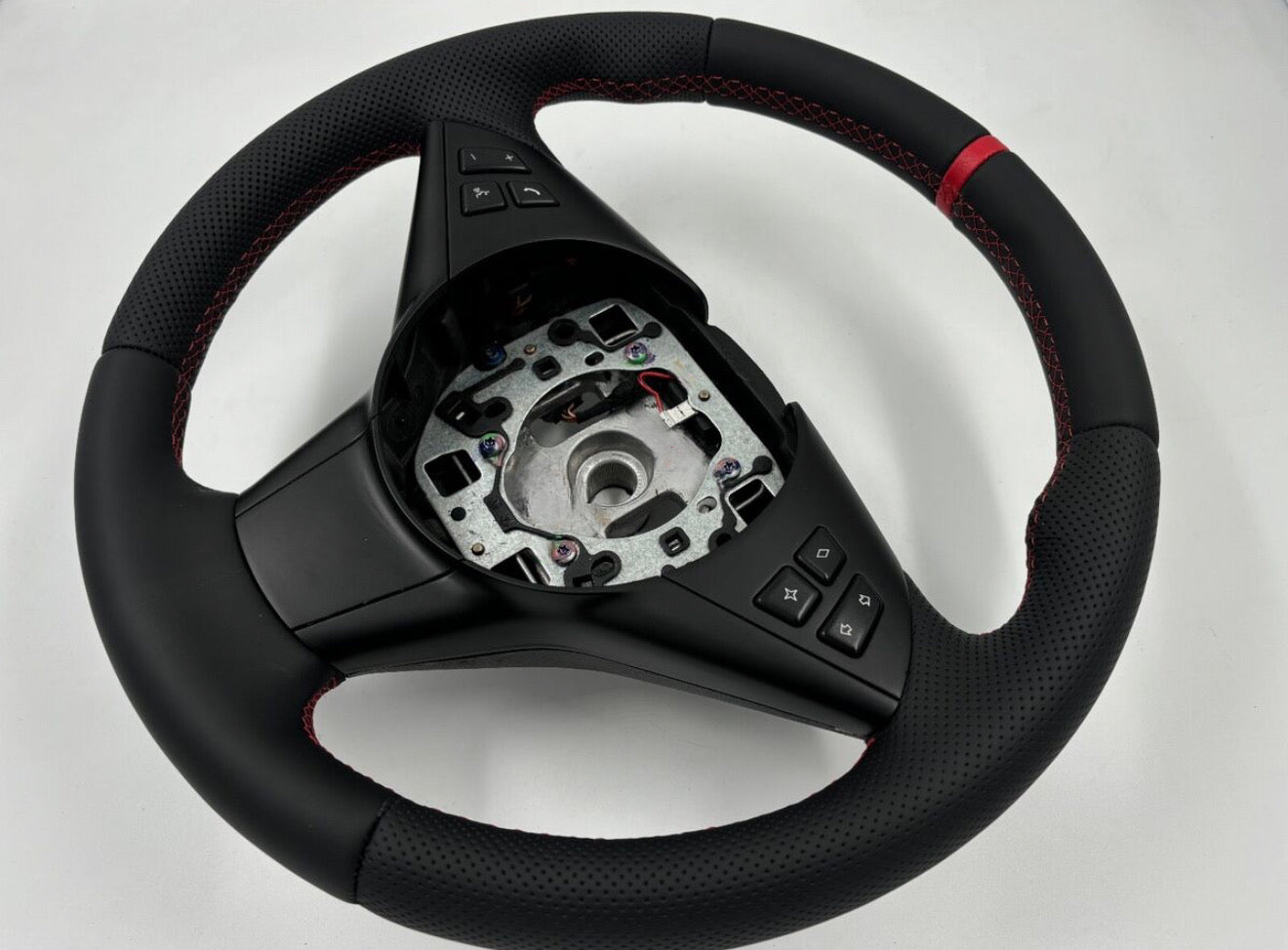 Performance Lenkradbezug - Leder glatt/perforiert + 12 Uhr Markierung rot - passend für BMW E60 E61 E62 E63 E64