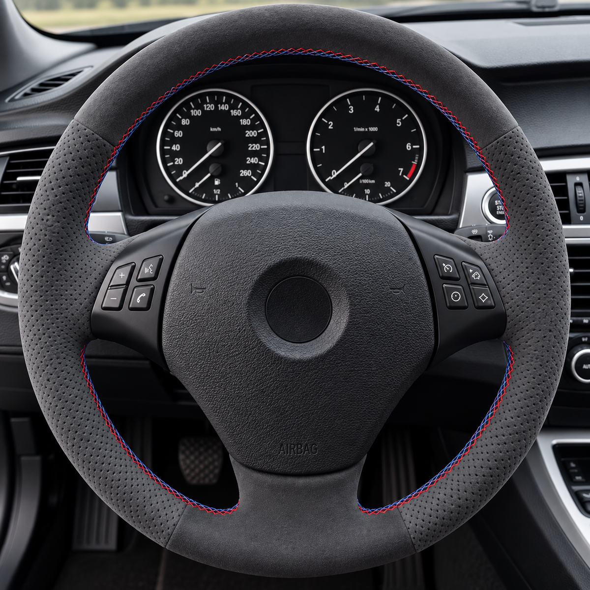 Performance Lenkradbezug passend für BMW E81 E82 E87 E88 E90 E91 E92 E93 E84 – Alcantara – blau/rote Naht