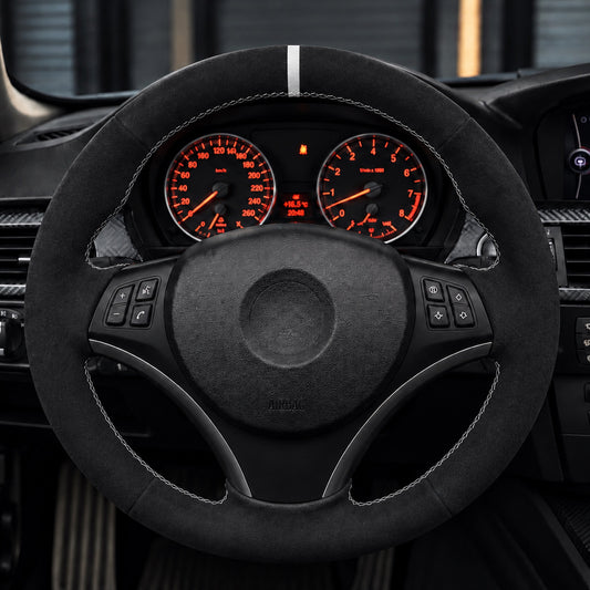 Performance Lenkradbezug passend für BMW E81 E82 E87 E88 E90 E91 E92 E93 E84 – Alcantara weiße 12-Uhr-Markierung