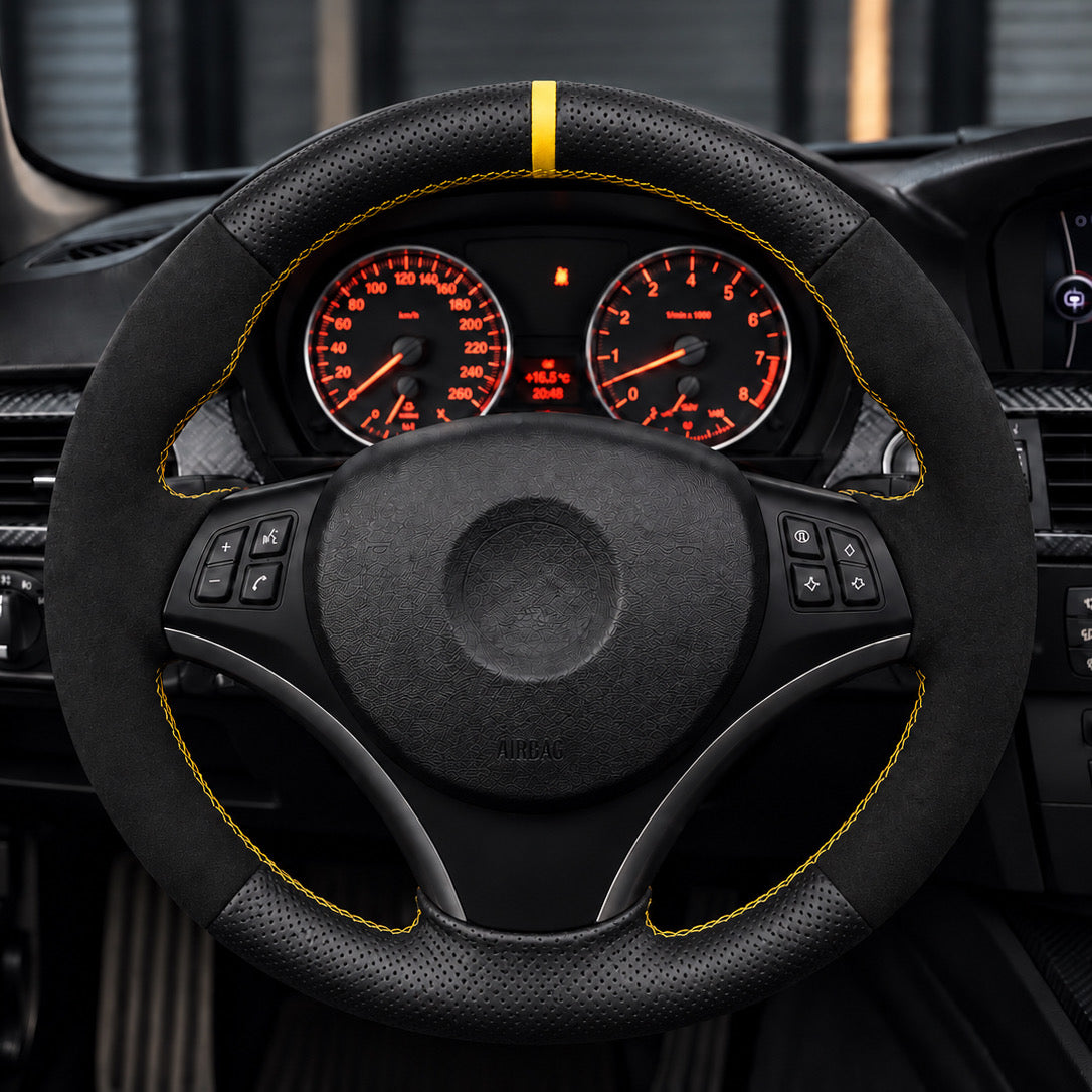 Performance Lenkradbezug passend für BMW E81 E82 E87 E88 E90 E91 E92 E93 E84 – Alcantara/Leder gelbe 12-Uhr-Markierung