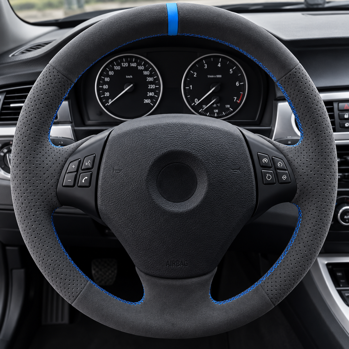 Performance Lenkradbezug passend für BMW E81 E82 E87 E88 E90 E91 E92 E93 E84 – Alcantara – blaue 12-Uhr-Markierung