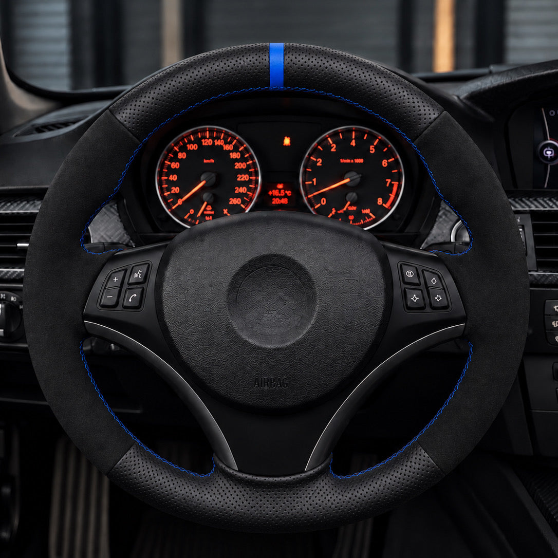 Performance Lenkradbezug passend für BMW E81 E82 E87 E88 E90 E91 E92 E93 E84 – Alcantara/Leder blaue 12-Uhr-Markierung