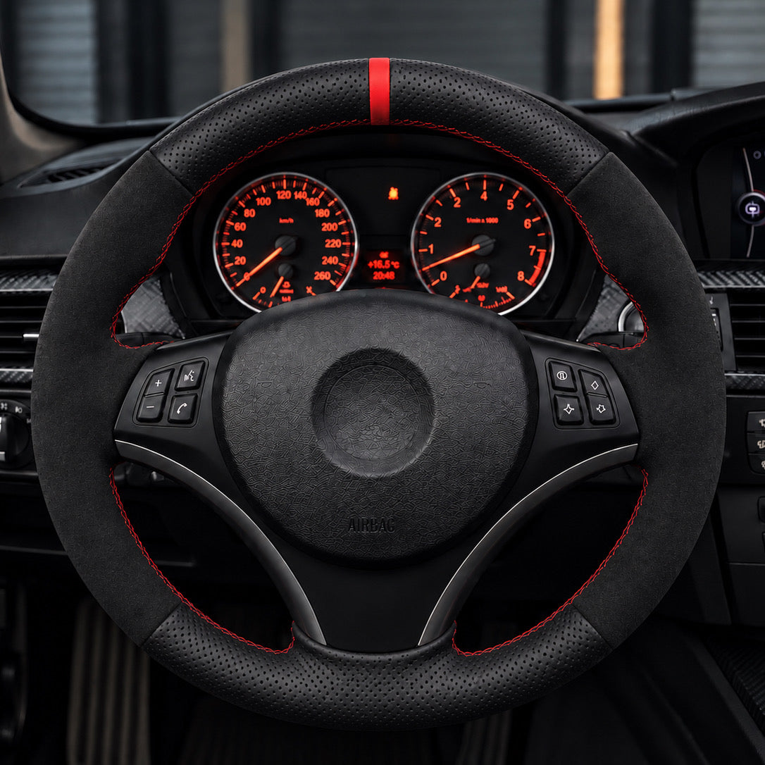 Performance Lenkradbezug passend für BMW E81 E82 E87 E88 E90 E91 E92 E93 E84 – Alcantara/Leder rote 12-Uhr-Markierung