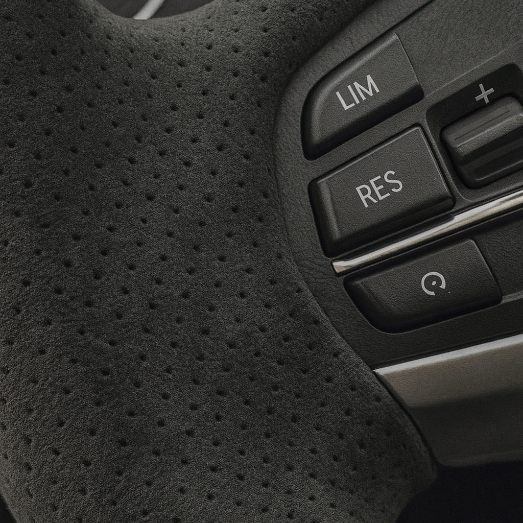 Performance Lenkradbezug passend für BMW E81 E82 E87 E88 E90 E91 E92 E93 E84 – Alcantara – blau/rote Naht