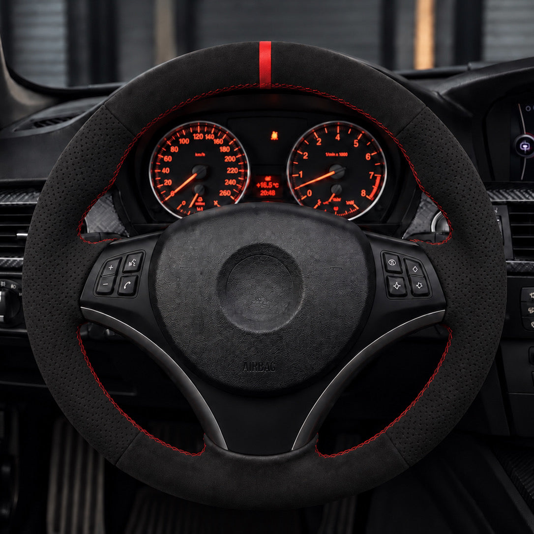 Performance Lenkradbezug passend für BMW E81 E82 E87 E88 E90 E91 E92 E93 E84 – Alcantara perforiert rote 12-Uhr-Markierung