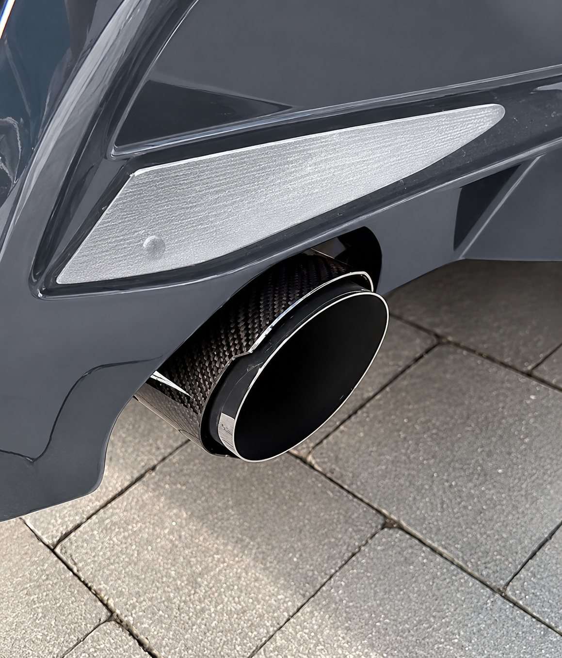 Echt Carbon Auspuffblenden 61/101 mm – Schwarz - passend für 330i 335i BMW E30 E36 E39 E46 E60 E90 E92 E82 E88 F10 F30