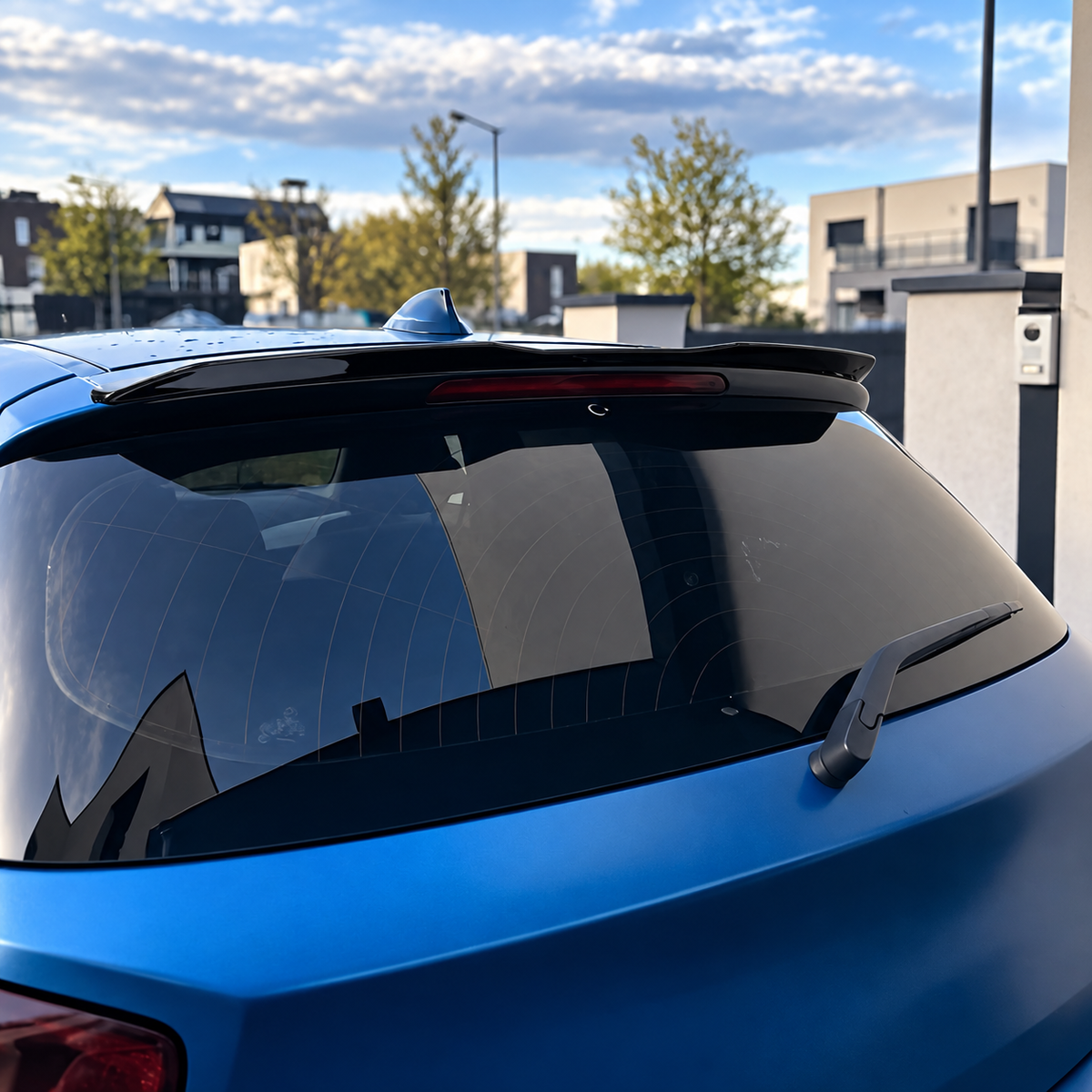 Performance Dachkantenspoiler passend für BMW 1er F20 F21 – Schwarz Hochglanz