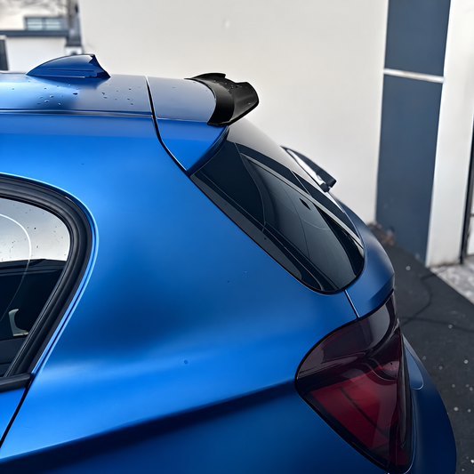 Performance Dachkantenspoiler passend für BMW 1er F20 F21 – Schwarz Hochglanz
