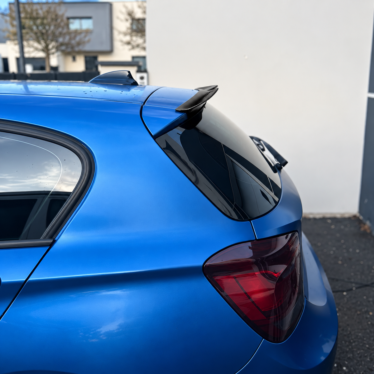 Performance Dachkantenspoiler passend für BMW 1er F20 F21 – Schwarz Hochglanz
